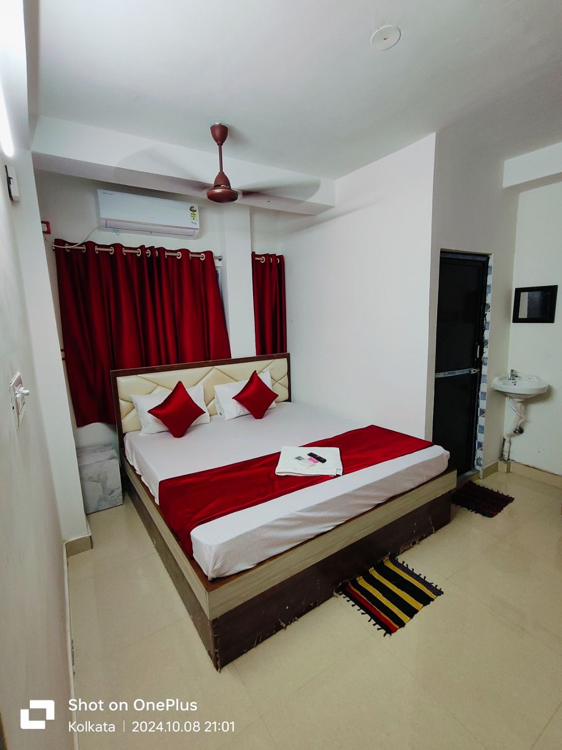 Om Shanti Guest House - Near Ruby General Hospital & Science City Deluxe Room 5
