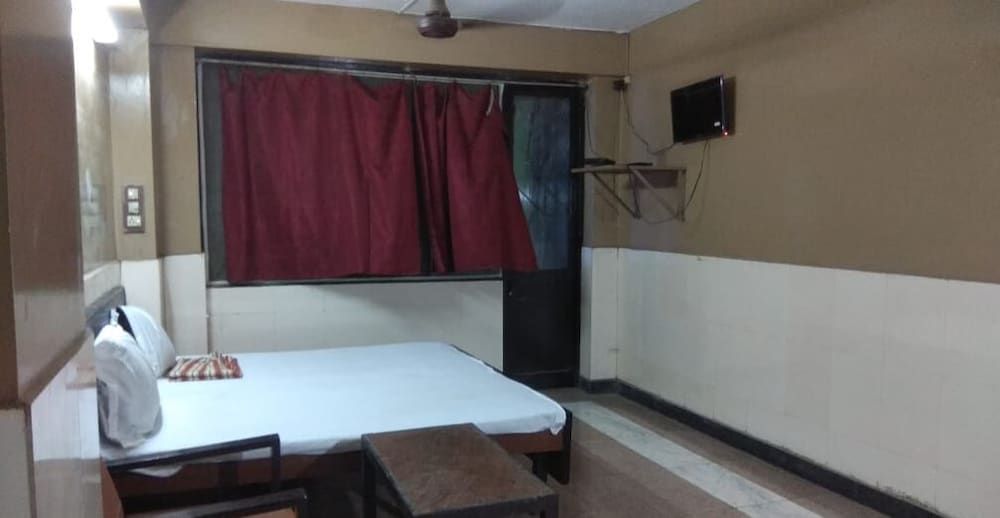 undefined iROOMZ Subhadra Comforts 4