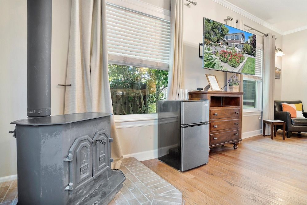 Cinnamon Bear Creekside Inn Room, 1 King Bed (Ellington) 3