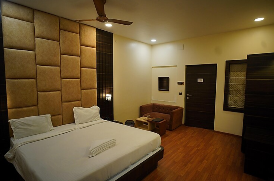 Hotel New Grand Deluxe double bed 3