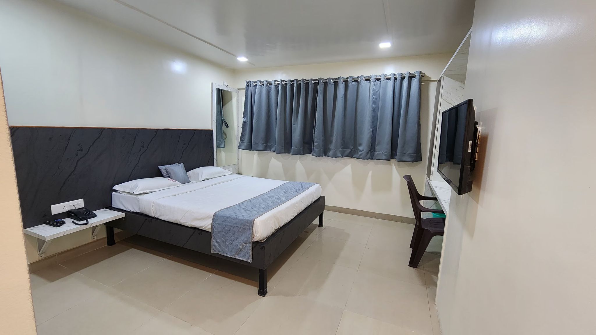 Hotel Ellora Park Deluxe Double Bedroom Non AC (Guest age should be 21 years and above) 4
