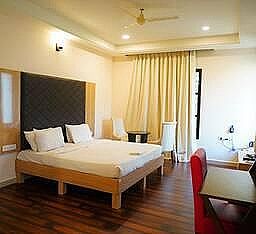  Solitaire Banquets And Hotel Deluxe Room