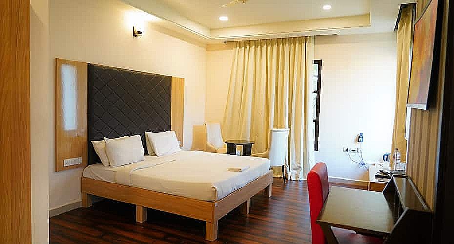  Solitaire Banquets And Hotel Deluxe Room 2