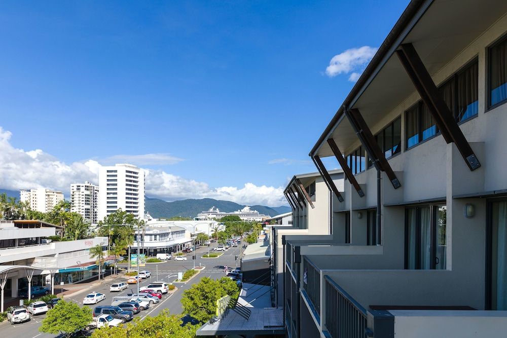 undefined Gilligan's Backpackers Hotel & Resort 2