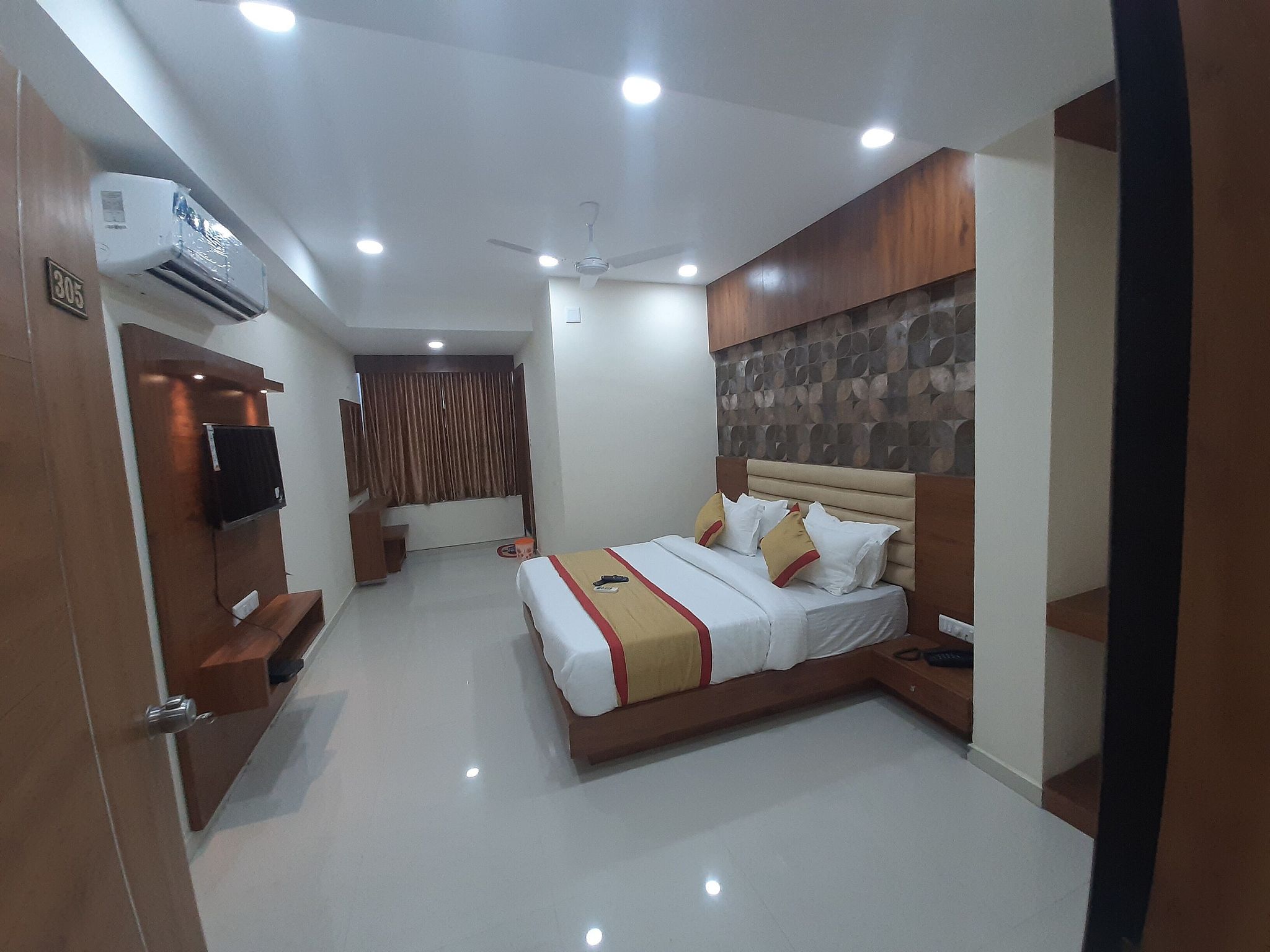 Hotel New Empire Deluxe Double Room 8