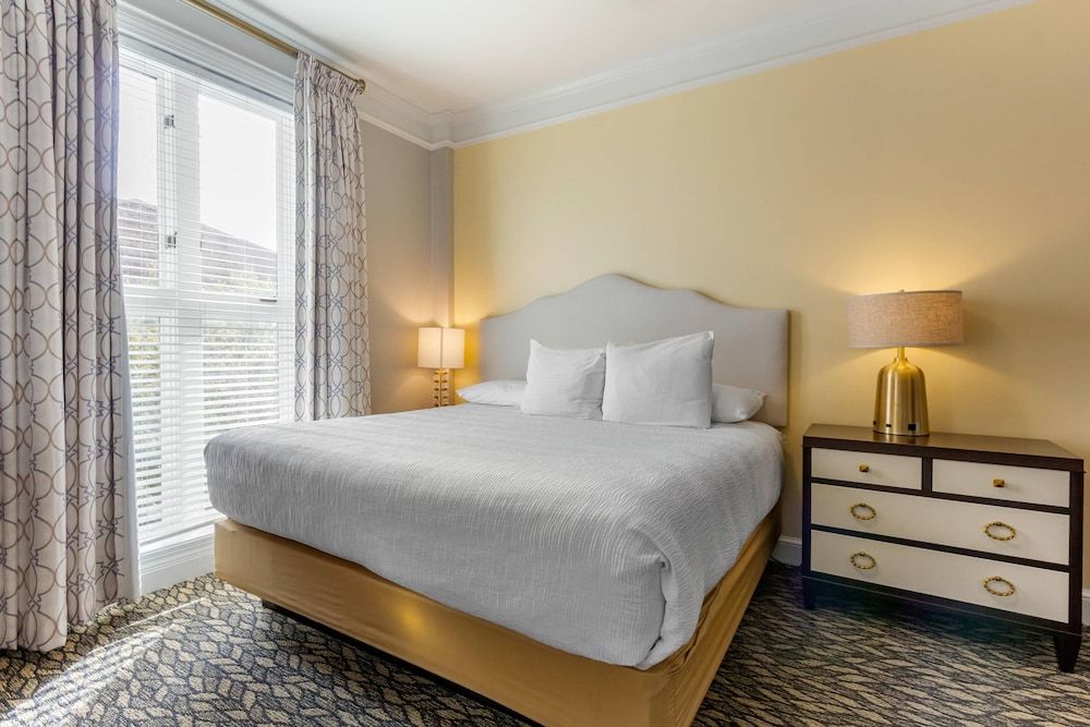 Suite, 1 King Bed with Sofa bed, Non Smoking