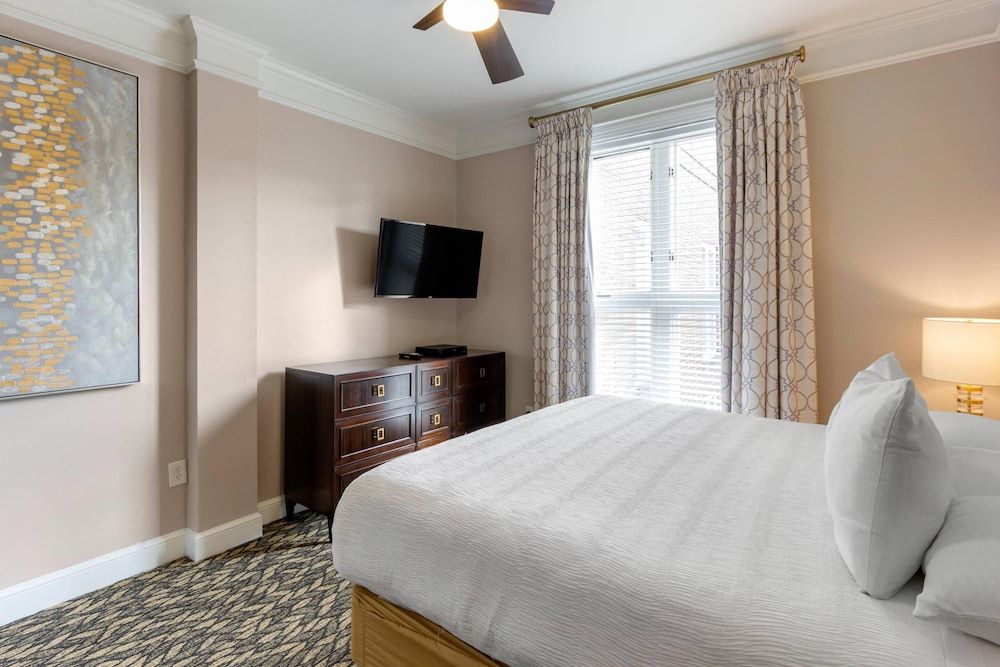 Suite, 1 King Bed with Sofa bed, Non Smoking
