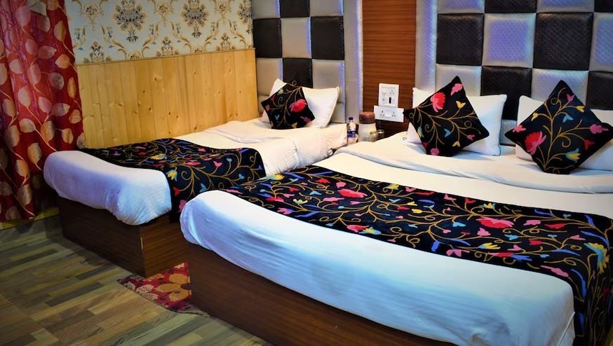Hotel Star Of Kashmir Deluxe Room 3