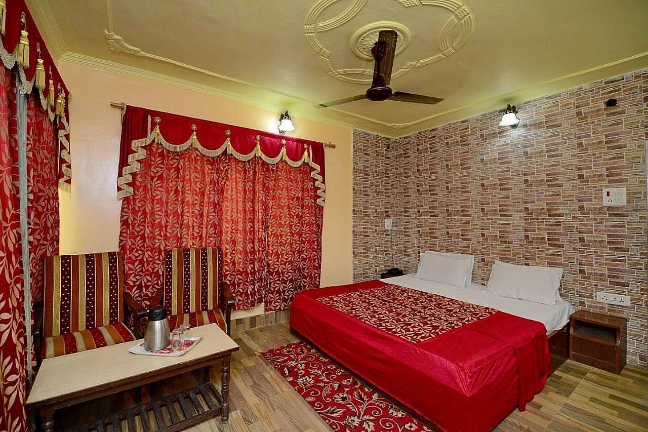 Hotel Star Of Kashmir Deluxe Room 7