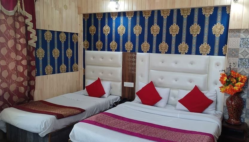 Hotel Star Of Kashmir Deluxe Room 2