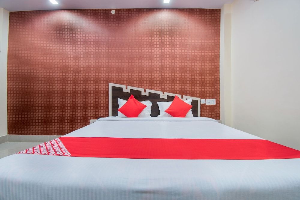 OYO 26946 Hotel Janvi International Deluxe Double or Twin Room, 1 Queen Bed 4