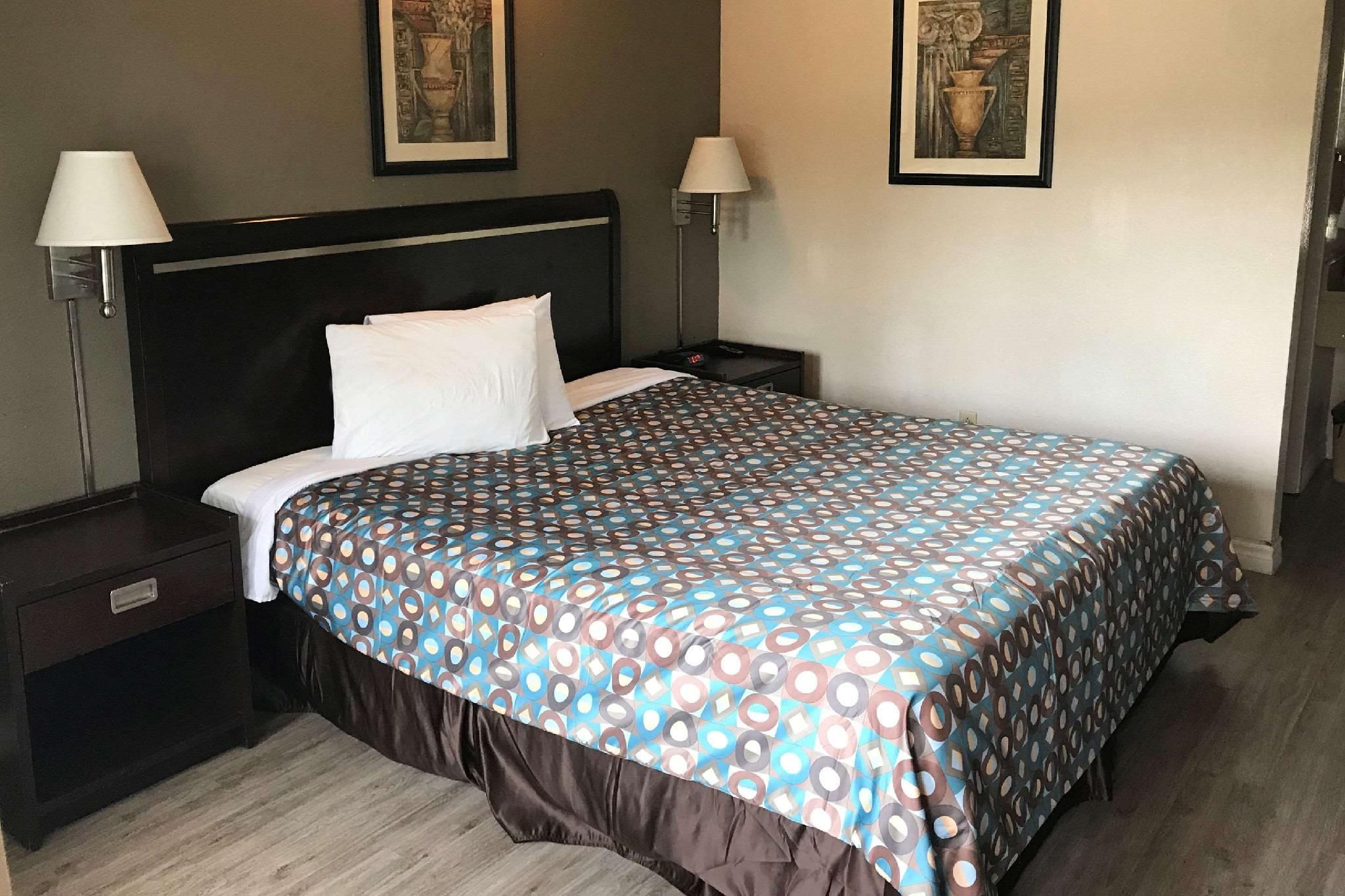 1 King Bed, Nonsmoking, Accessible