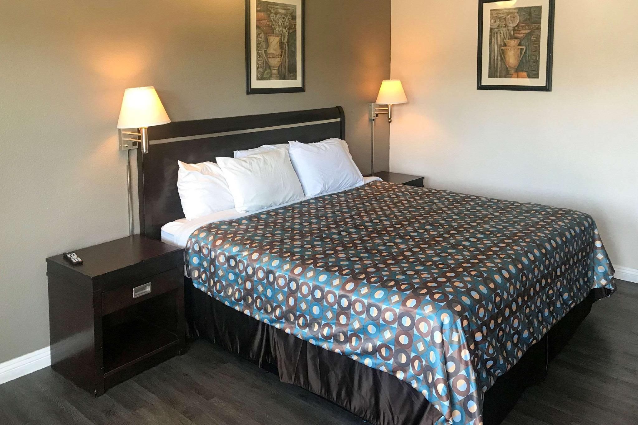 1 King Bed, Nonsmoking, Accessible