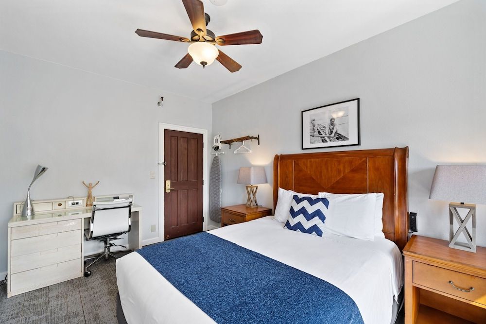 College Inn Hotel Standard Room, 1 Queen Bed, Shared Bathroom 5