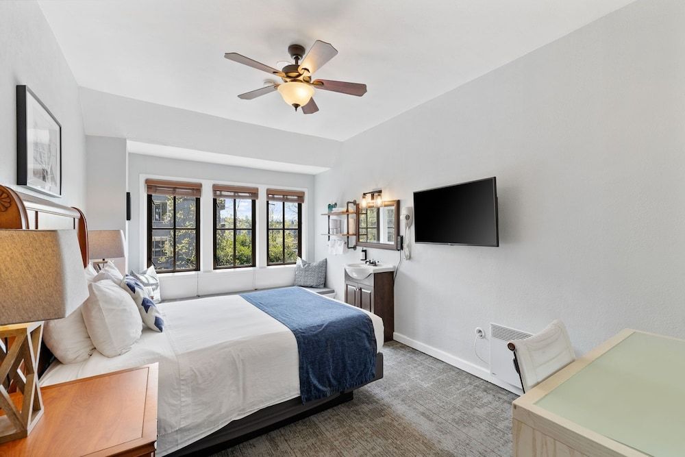 College Inn Hotel Standard Room, 1 Queen Bed, Shared Bathroom 3