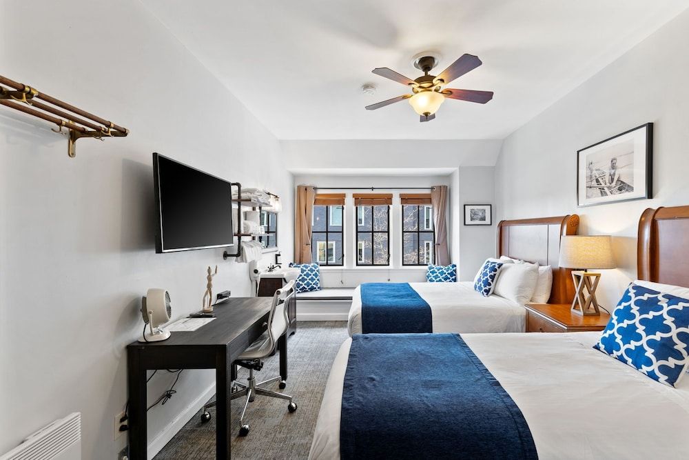 Standard Room, Shared Bathroom (1 Queen Bed and 1 Twin Bed)