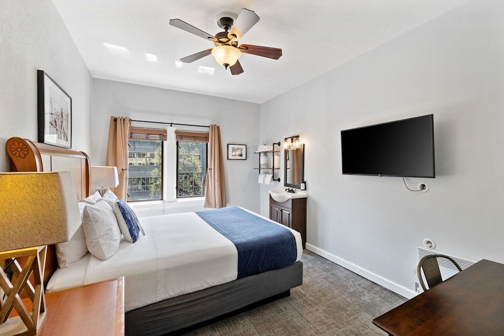 College Inn Hotel Standard Room, 1 Queen Bed, Shared Bathroom 2