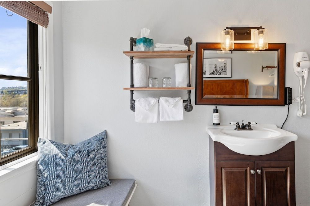 College Inn Hotel Standard Room, 1 Queen Bed, Shared Bathroom 9