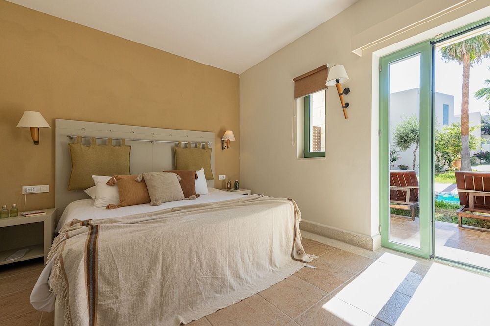 Double Room, Garden View (Sharing Pool - AD)