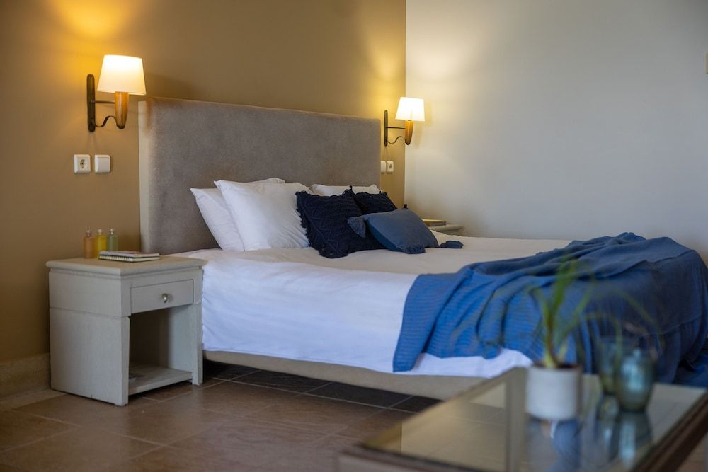 Junior Suite, Beachfront (Sharing Pool -AD)