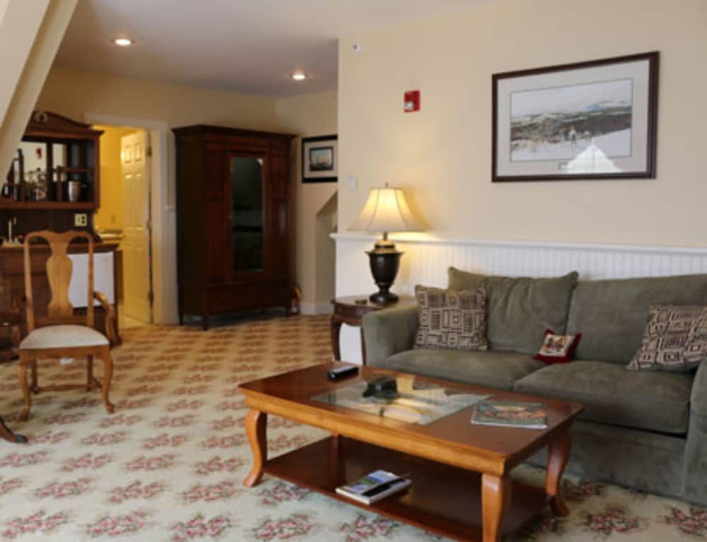 Kearsarge Inn Penthouse Suite 2
