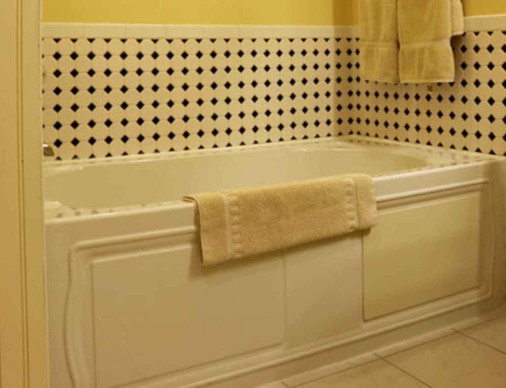 Kearsarge Inn Penthouse Suite