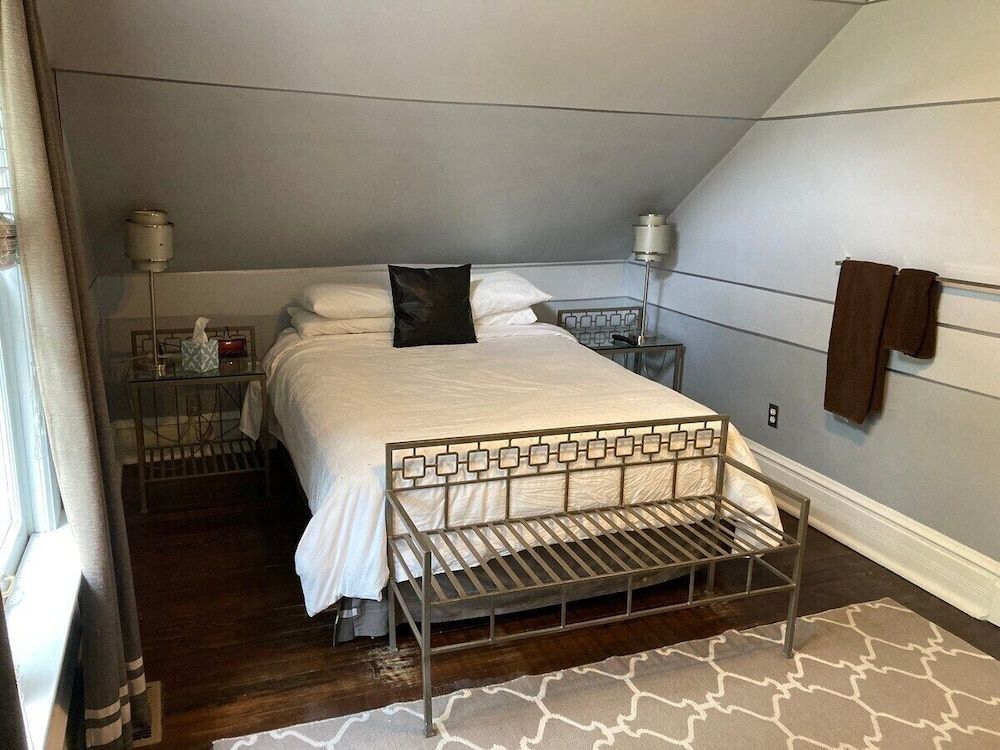 The Villa Toscana Double Room, Shared Bathroom (Art Deco)