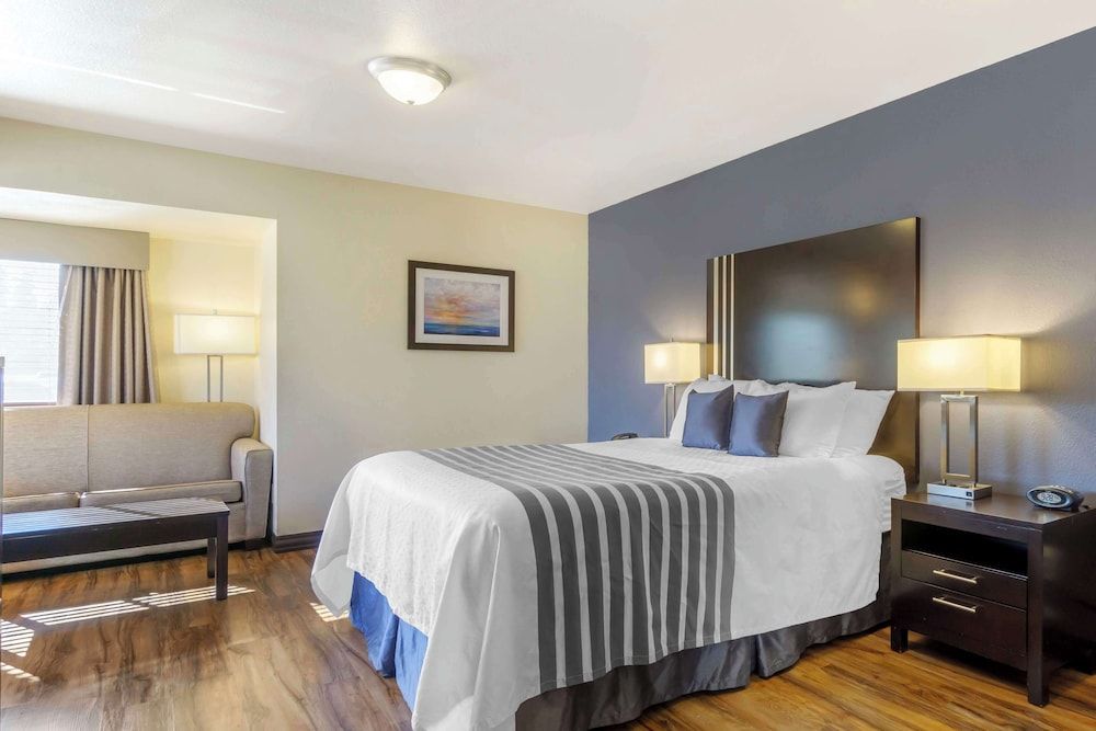 Best Western Plus Edmonds Harbor Inn Standard Room, 1 Queen Bed, Non Smoking, Refrigerator 3