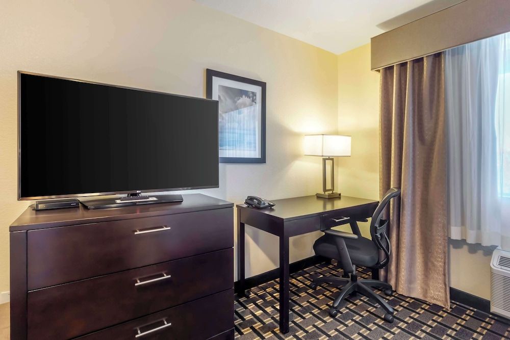 Best Western Plus Edmonds Harbor Inn Standard Room, 2 Queen Beds, Non Smoking, Refrigerator 9