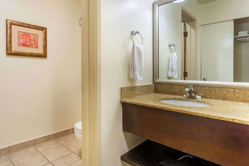 Best Western Plus Edmonds Harbor Inn Standard Room, 2 Queen Beds, Non Smoking, Refrigerator 7