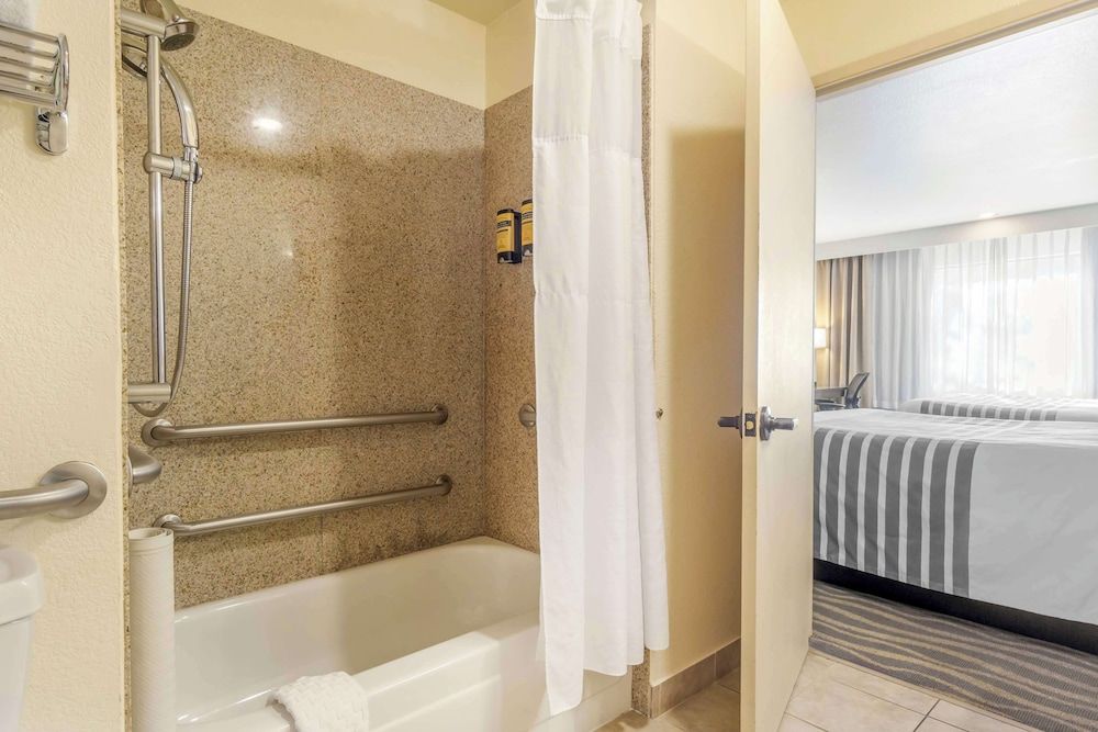 Best Western Plus Edmonds Harbor Inn Standard Room, 1 Queen Bed, Accessible, Bathtub 4