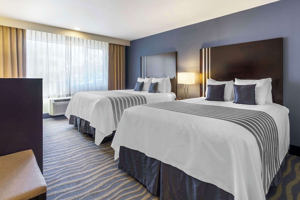 Best Western Plus Edmonds Harbor Inn Standard Room, 2 Queen Beds, Non Smoking, Refrigerator 4