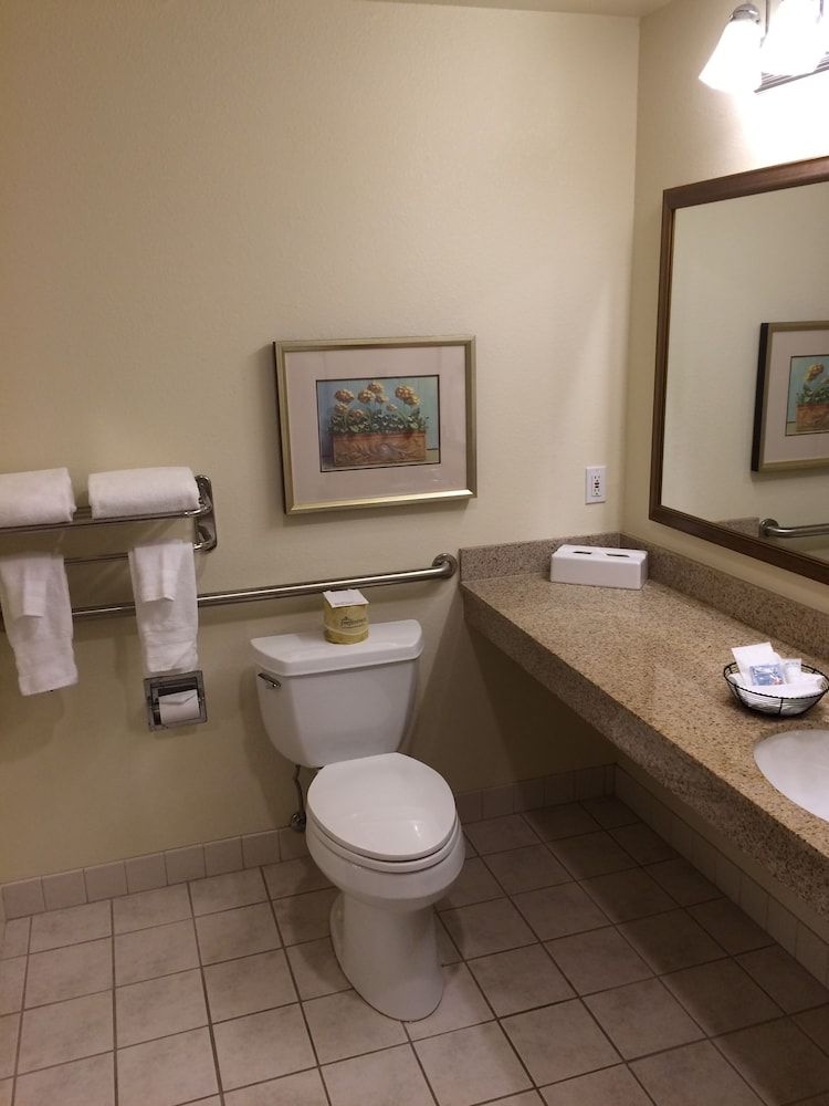 Best Western Plus Edmonds Harbor Inn Standard Room, 2 Queen Beds, Non Smoking, Refrigerator 5