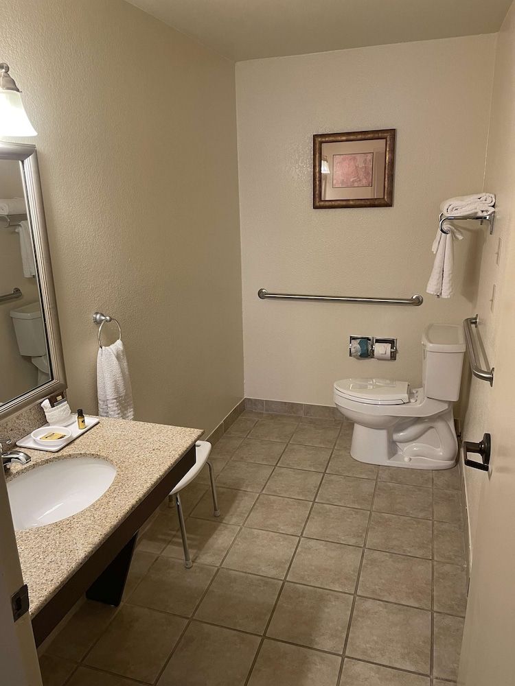 Best Western Plus Edmonds Harbor Inn Standard Room, 1 Queen Bed, Accessible, Bathtub 3