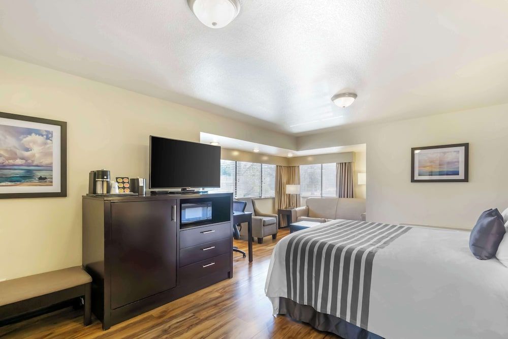 Best Western Plus Edmonds Harbor Inn