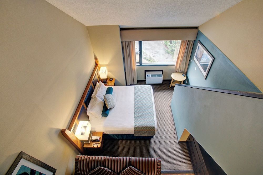 Blackcomb Lodge Family Studio Suite, Multiple Beds 4
