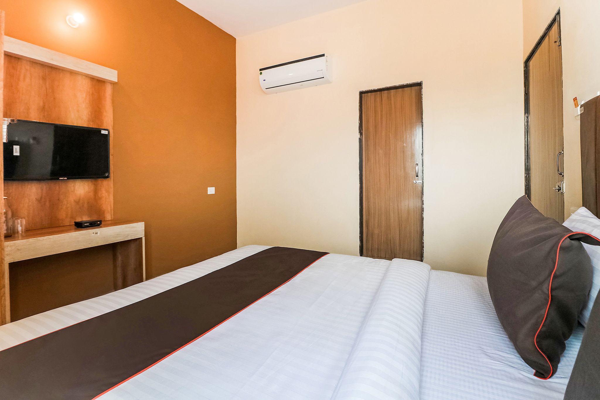 Super Townhouse Hyderabad Gate IIT BHU Formerly RK Heights Classic Room 12