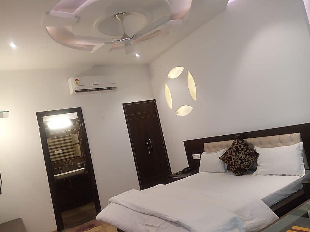Nanda's Hotel Super Deluxe Room 4