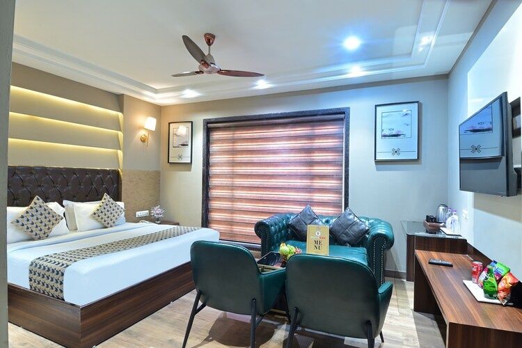 Premium Suite with City View ( 1 King bed )