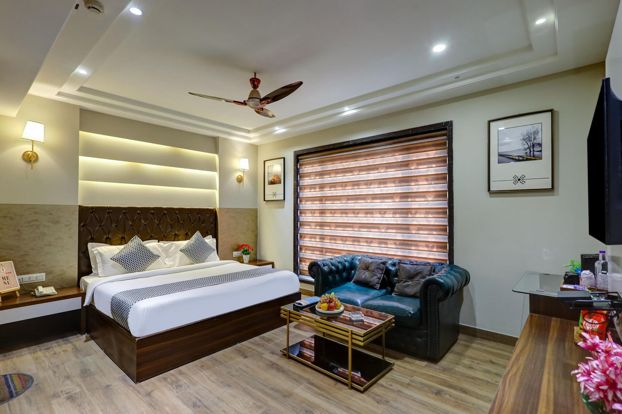 The Oak Plaza With Luxurious Restaurant & Parking Deluxe Double Room ( 1 Queen Bed ) 3