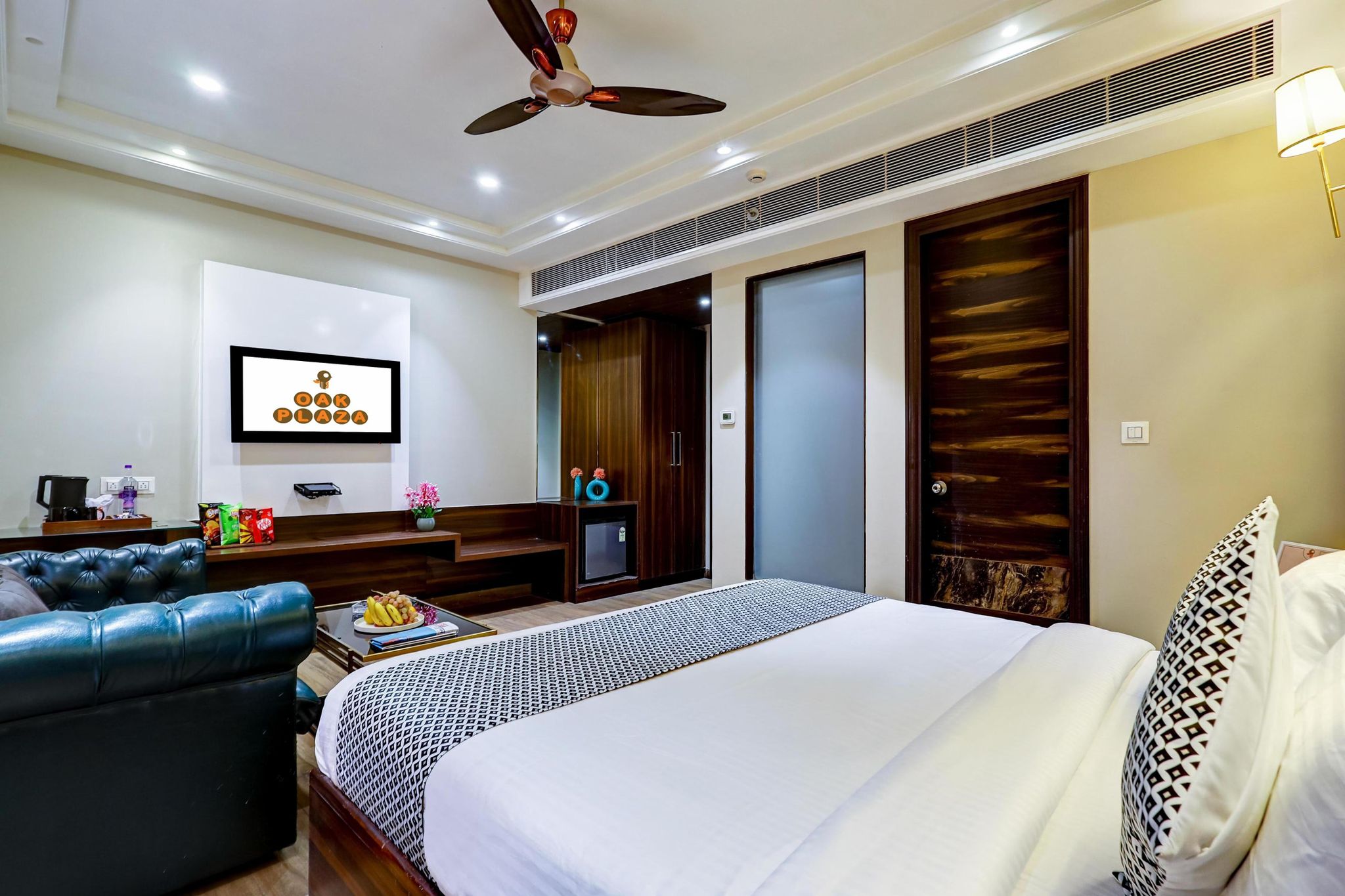 The Oak Plaza With Luxurious Restaurant & Parking Deluxe Double Room ( 1 Queen Bed ) 4