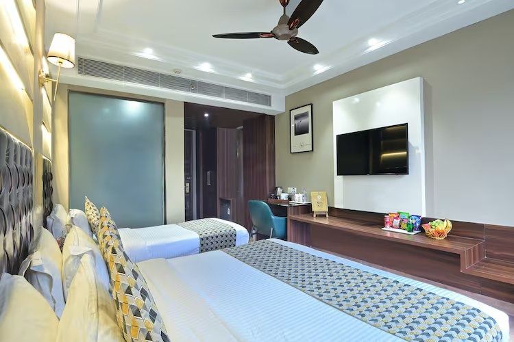 Luxury Family Room With City View ( 1 Single + 1 King bed )