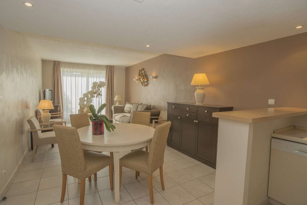 ExcelSuites Residence Comfort Double Room, 1 Bedroom, Terrace 4