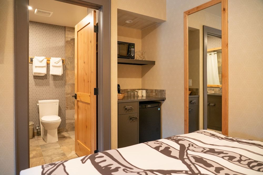 Banff Rocky Mountain Resort Junior Suite, 2 Queen Beds 5