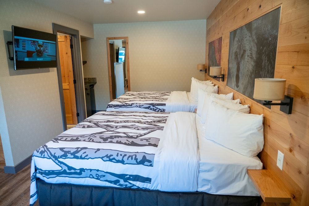 Banff Rocky Mountain Resort Junior Suite, 2 Queen Beds