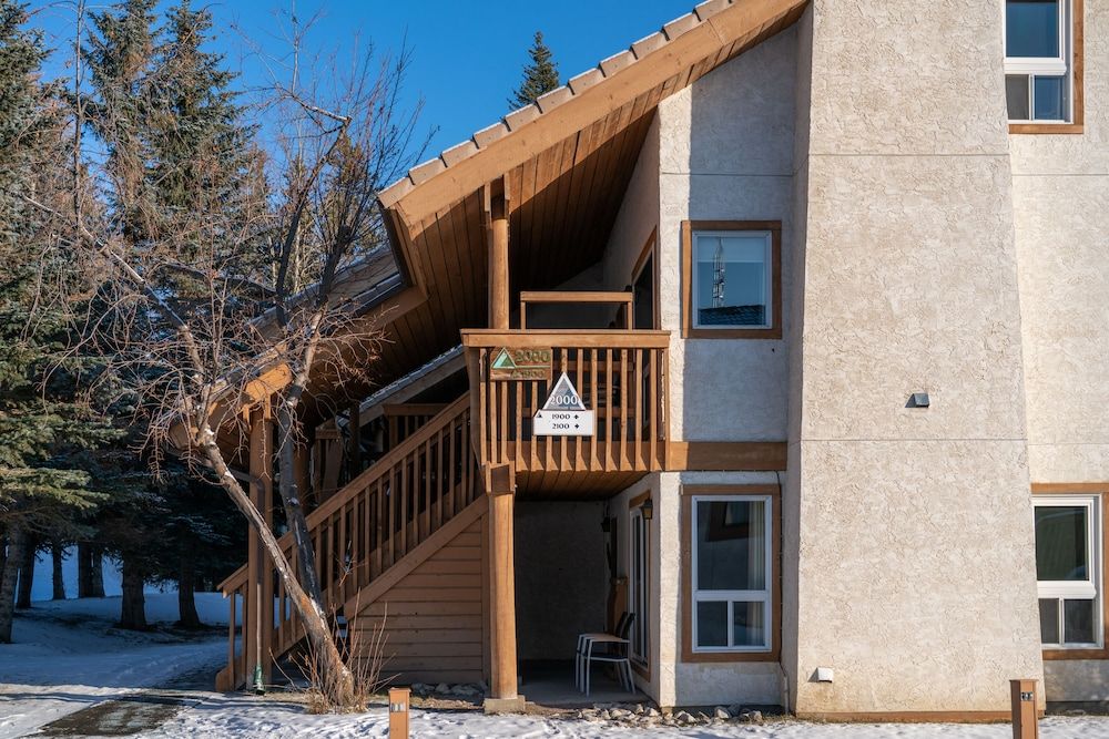 undefined Banff Rocky Mountain Resort 4