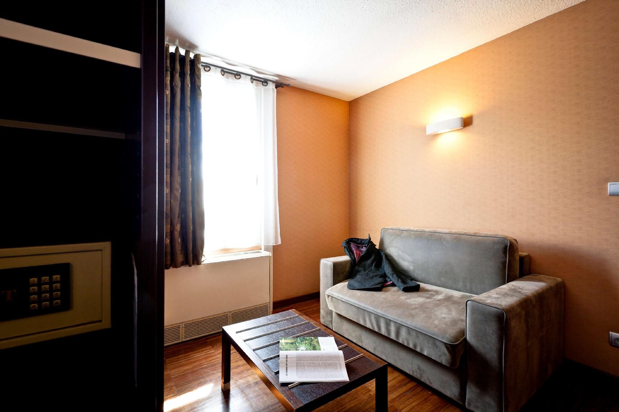 Superior Room - 1 Double Bed 1 Single Bed