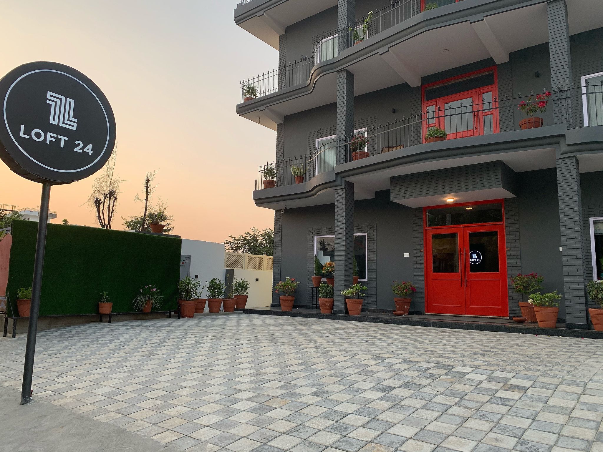 undefined Loft 24 8