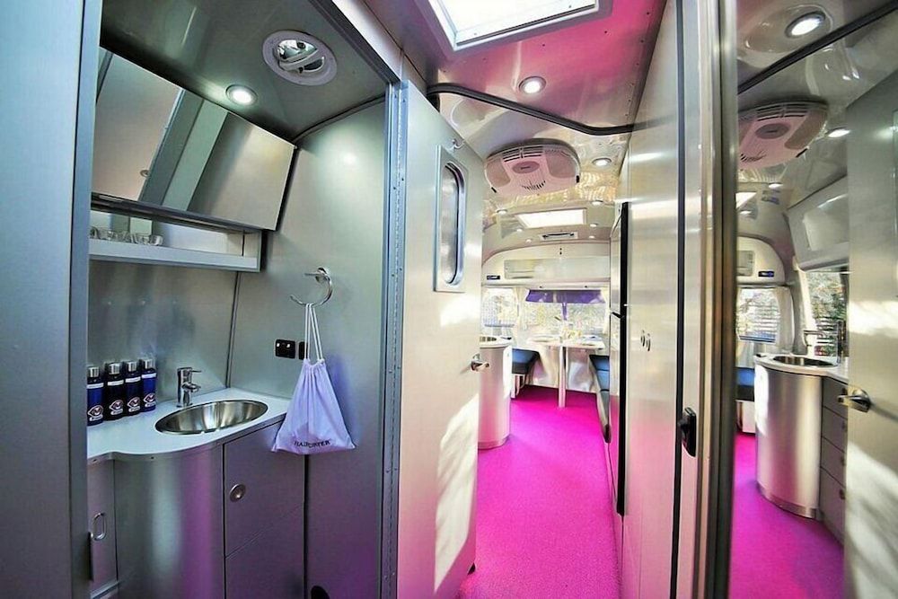 Metro Hotel and Cafe Deluxe Mobile Home 2