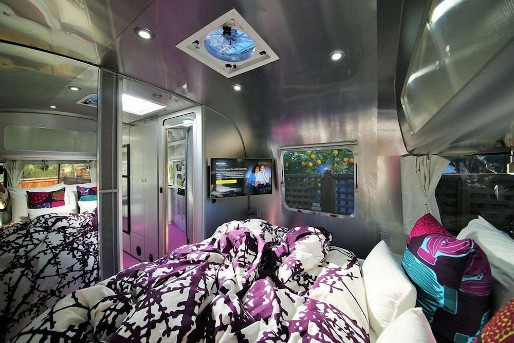 Metro Hotel and Cafe Deluxe Mobile Home 4